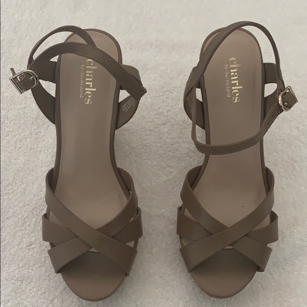 Charles David 7 1-2 tan wedges with cork detail.